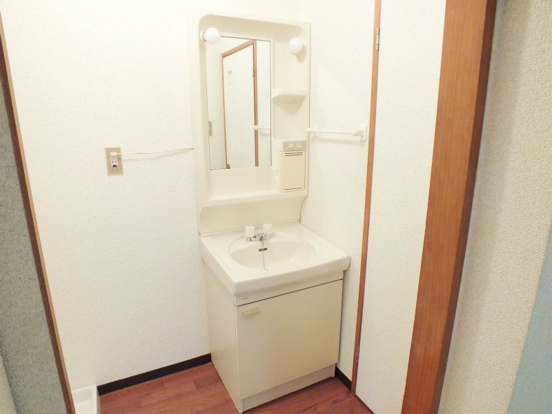 Washroom. Independent wash basin "Indoor Laundry Area! ! ! ! "