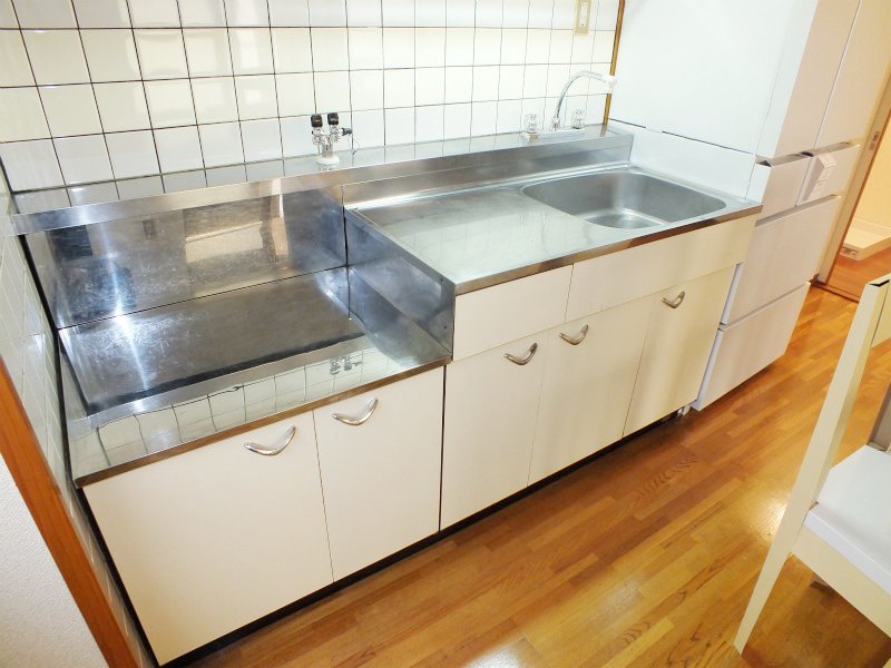 Kitchen. Clean, spacious kitchen