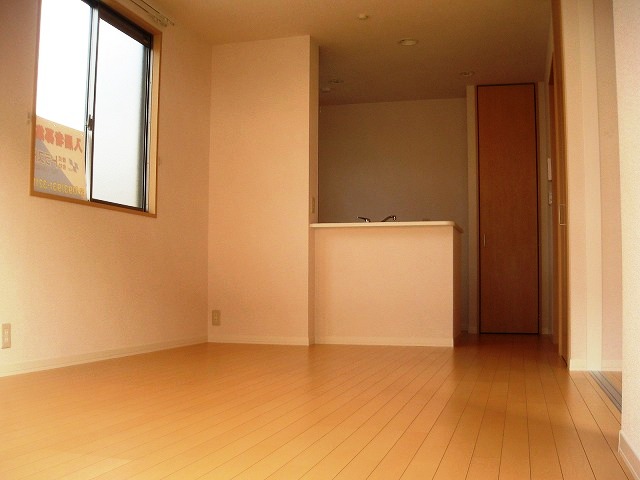 Living and room. Spacious 10.5 Pledge of living. With windows in the corner room! !