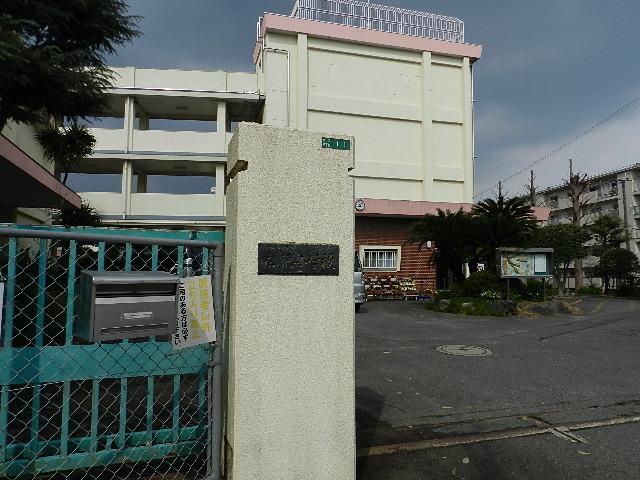 Primary school. 320m to Kitakyushu Hironori Elementary School