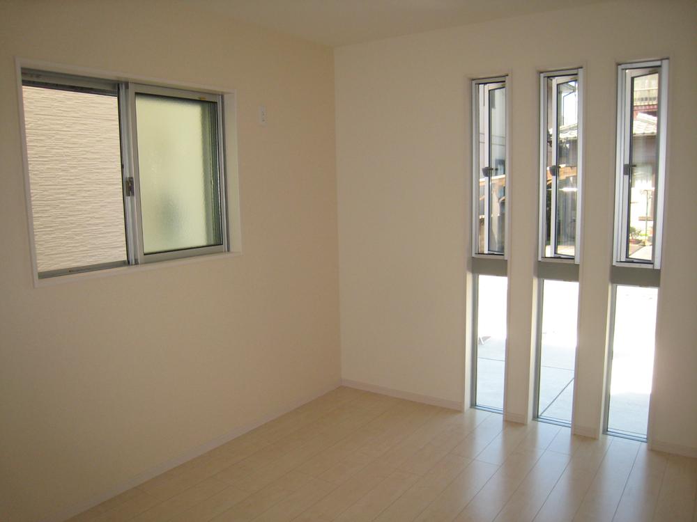 Non-living room. ■ All rooms are two-sided lighting