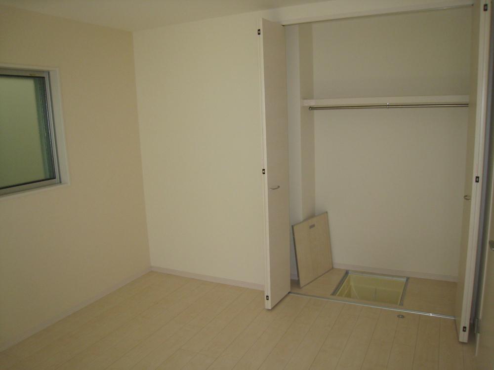 Receipt. ■ There is also under-floor storage in the closet of the room