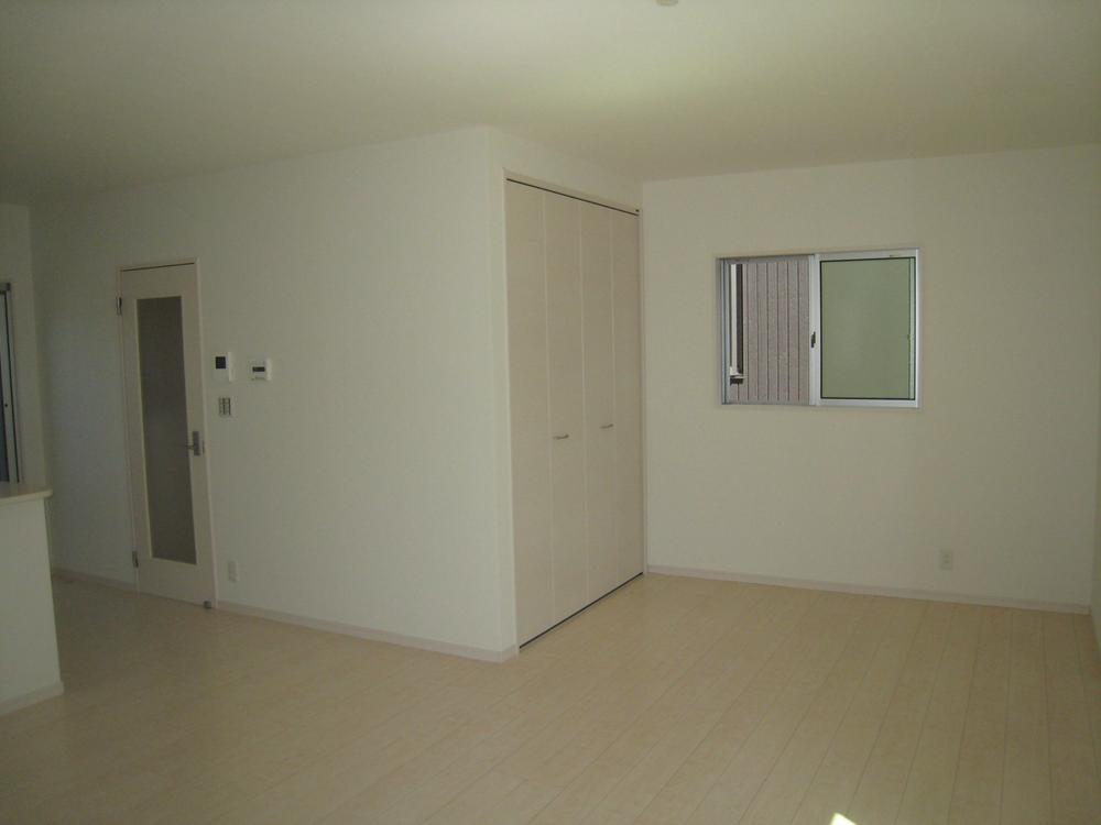 Living. ■ Plenty of storage!