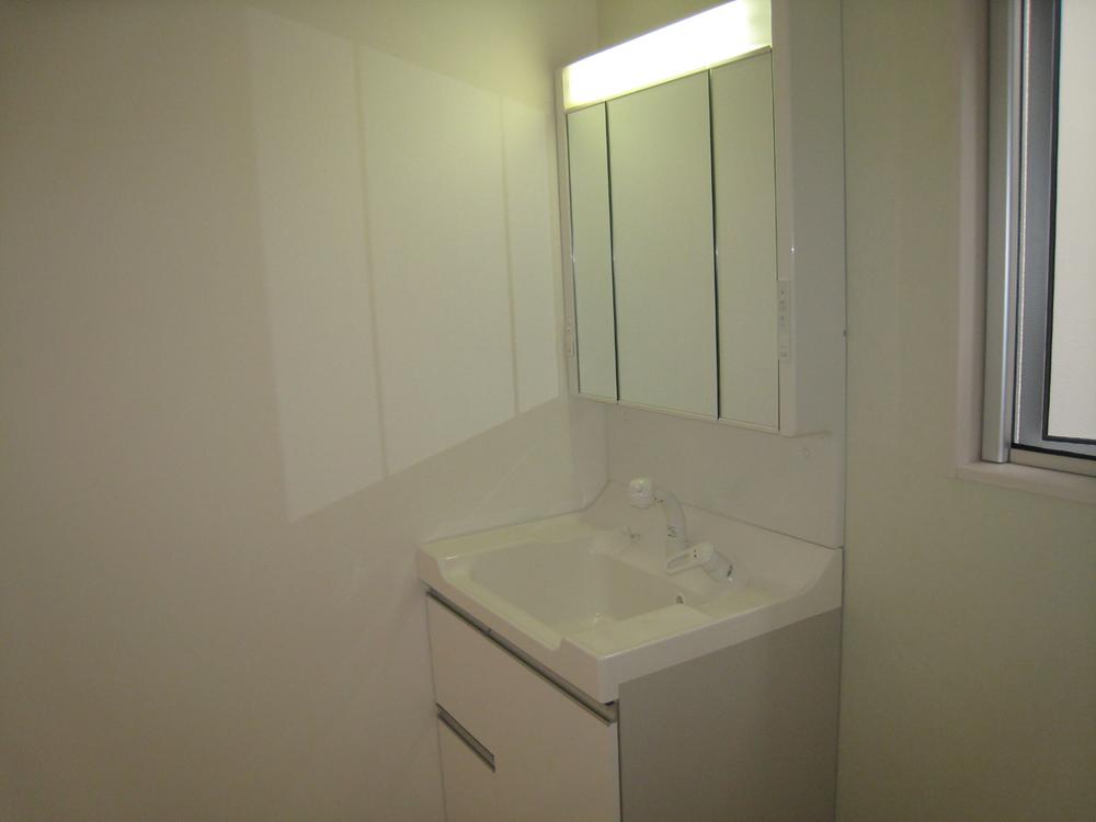 Wash basin, toilet. ■ Since the three-sided mirror is a very easy-to-use wash basin!
