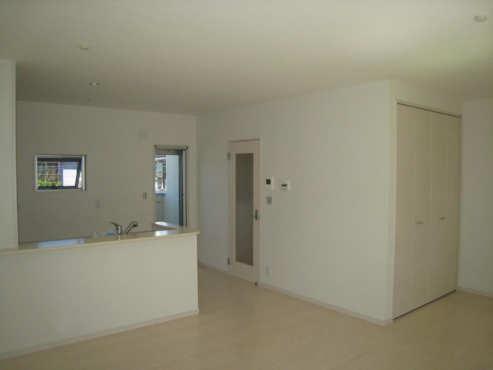 Living. ■ Living overlooks at the counter kitchen!