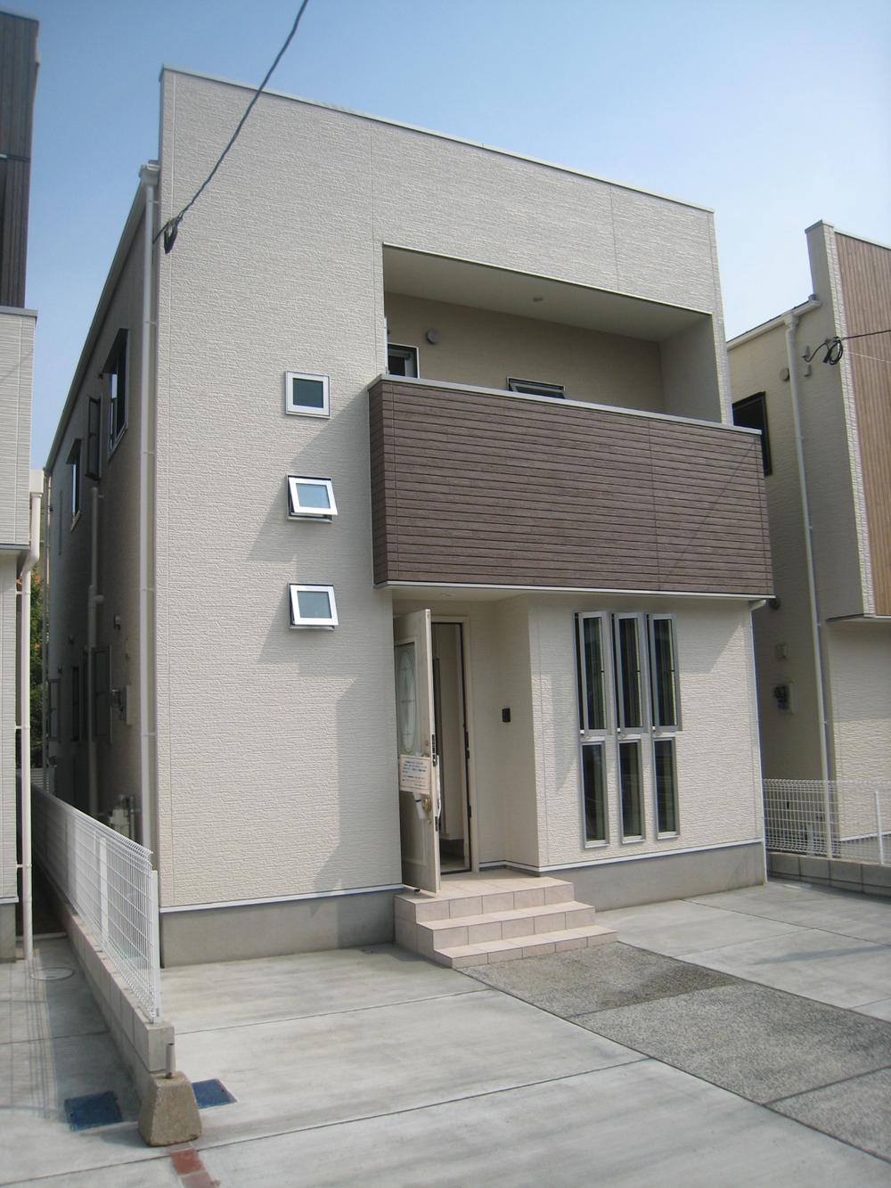 Local appearance photo. ■ It is very convenient in the two-sided balcony!
