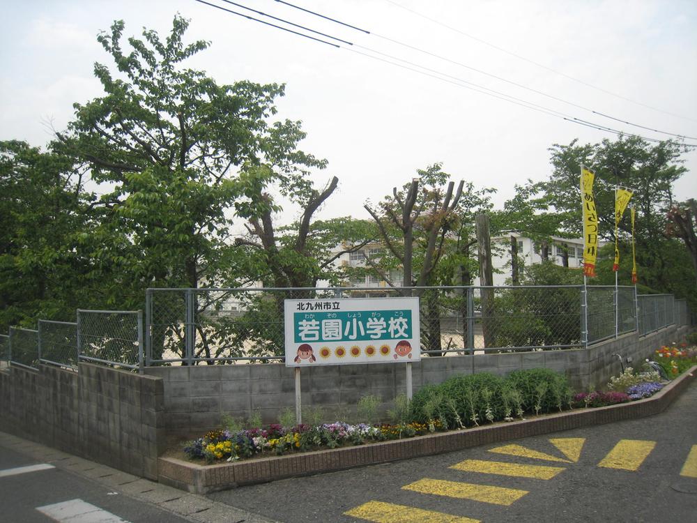 Primary school. Wakazono elementary school (4-minute walk)