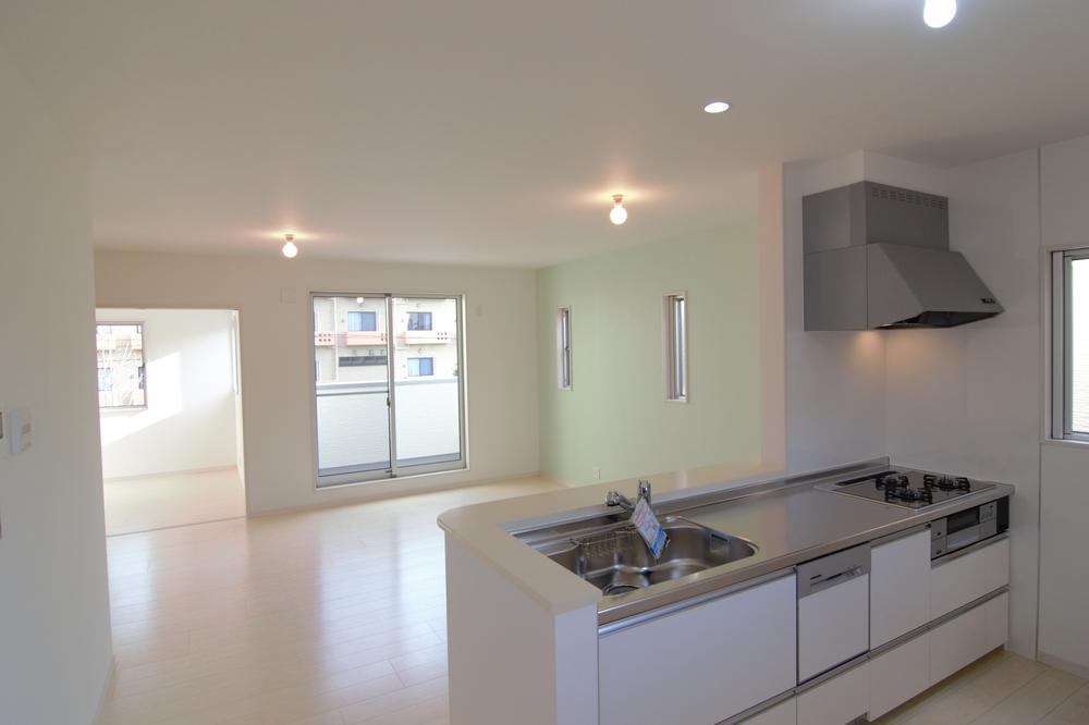 Living. ■ Bright living room with a feeling of freedom!