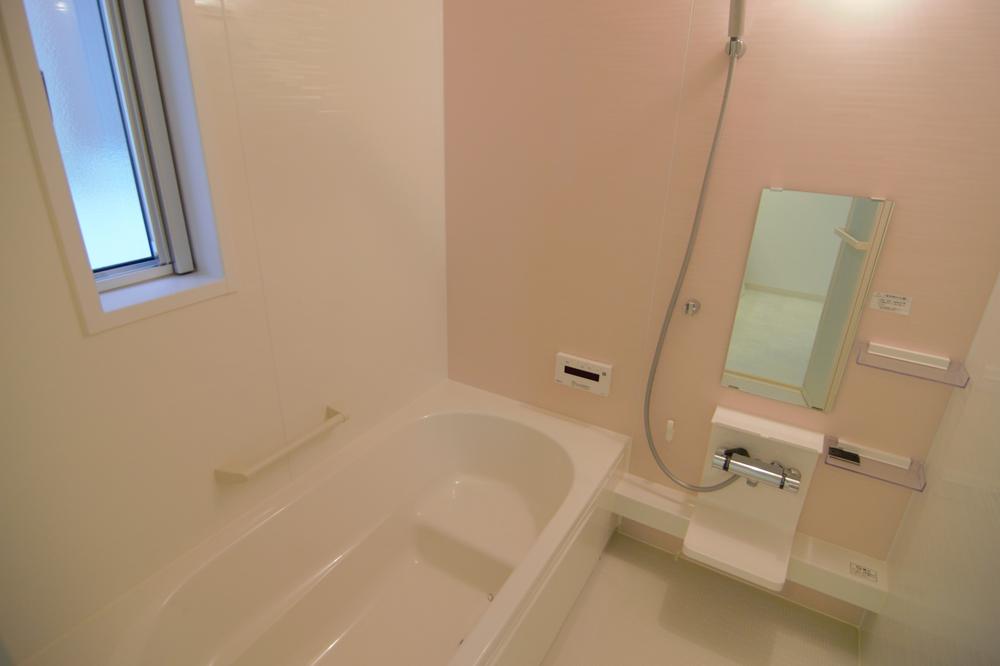 Bathroom. ■ Taking the fatigue of the day stretched out foot
