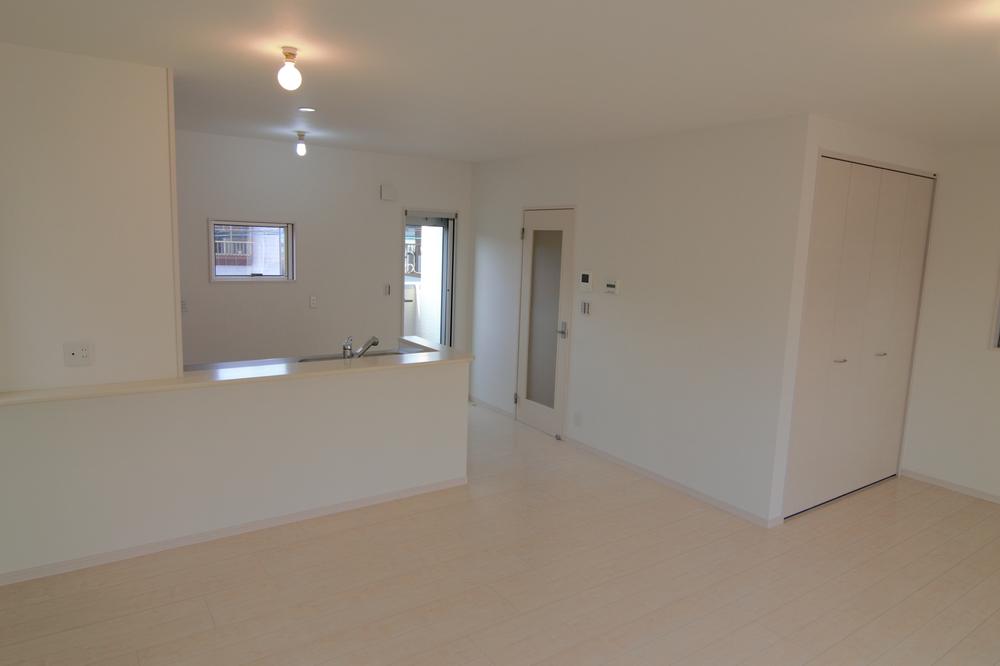 Living. ■ There is also housed in the living room!