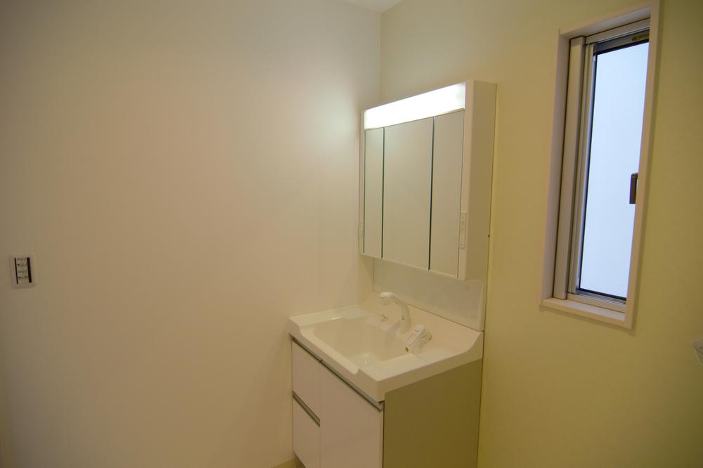 Wash basin, toilet. ■ It is very easy to use because it is three-sided mirror