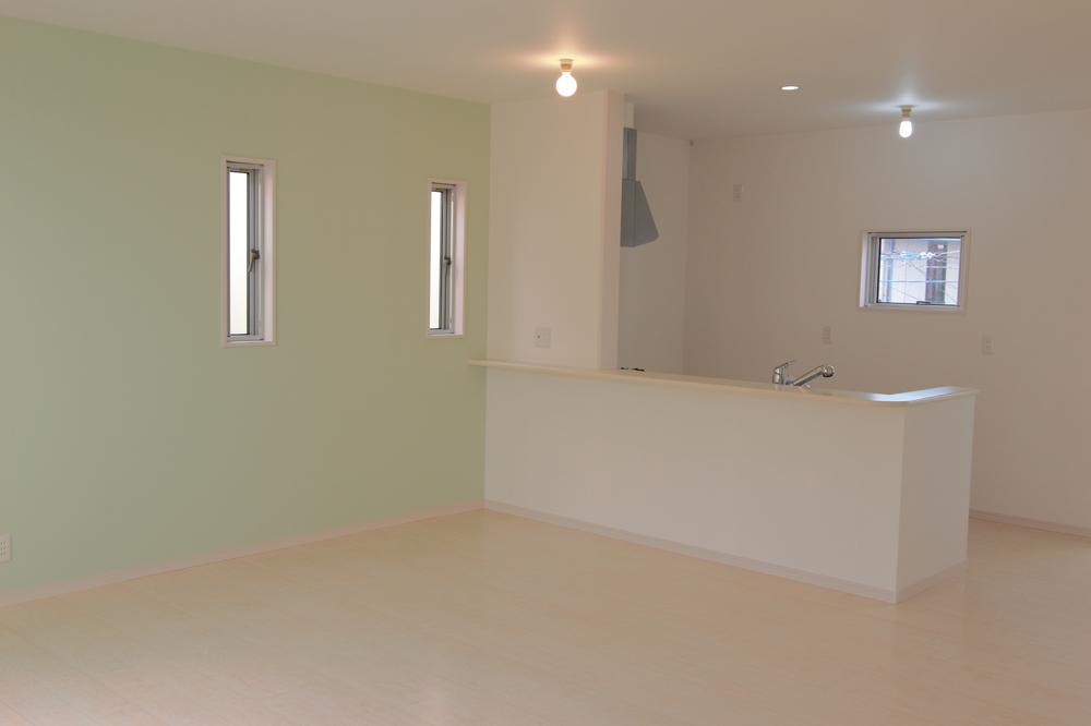 Living. ■ It overlooks the living room at the counter kitchen!
