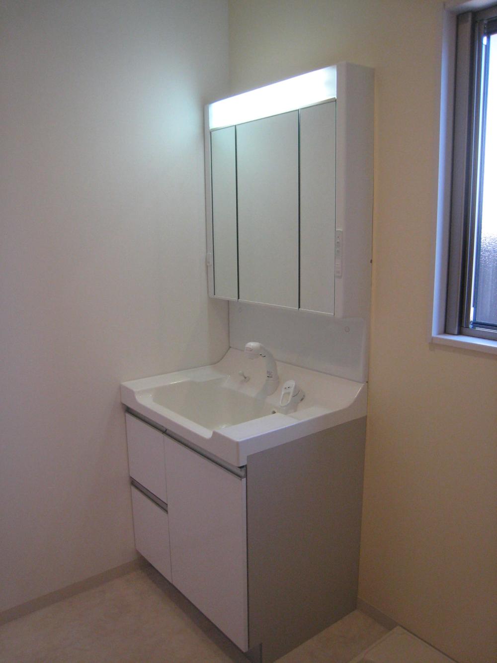 Wash basin, toilet. ■ Since the three-sided mirror has become very easy to use.