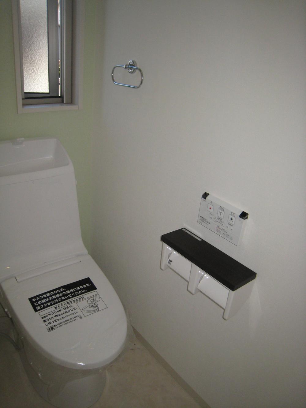 Toilet. ■ Glad there is a small window!