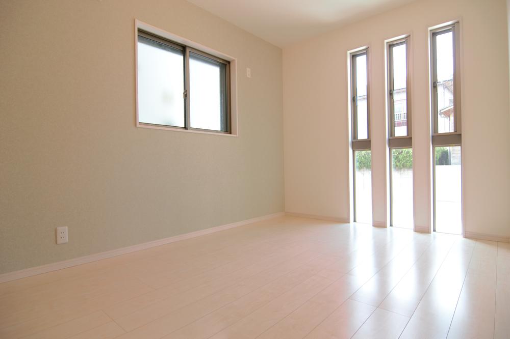 Non-living room. ■ 1F Western-style is a two sided lighting