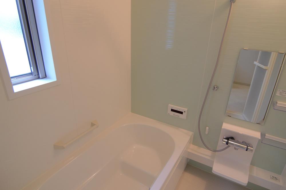 Bathroom. ■ Tired of the day stretched out foot Take slowly