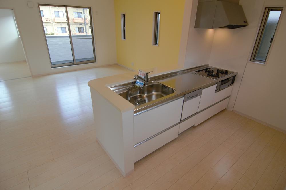 Kitchen. ■ Counter kitchen overlooks the whole living.