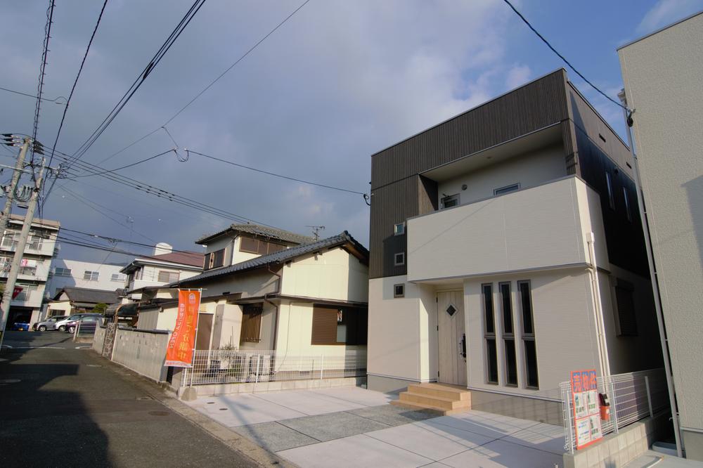 Local photos, including front road.  ■ Urban design house!
