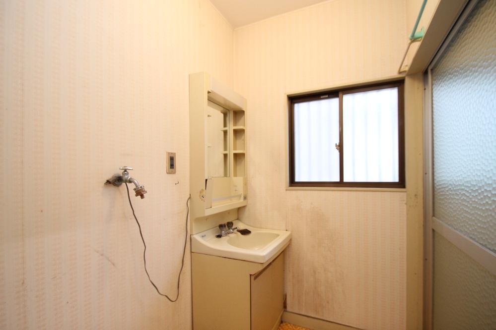 Wash basin, toilet