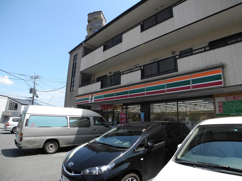 Convenience store. 867m to Seven-Eleven