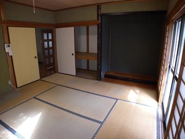 Non-living room. First floor of 8 pledge Japanese-style room facing the southeast. Bright room. 