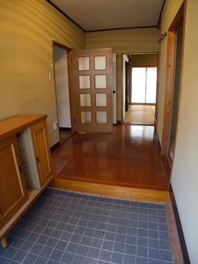 Entrance. Spacious foyer with a clear. 