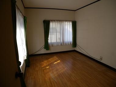 Non-living room. Second floor of 6 quires Western-style.