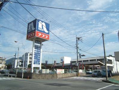 Home center. 875m to Ho Mupurazanafuko Tokuriki store (hardware store)