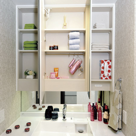 Bathing-wash room.  [Mirror cabinet back storage] The back of the wide three-sided mirror, Basin accessories and dryer ・ It is designed as a cabinet for accommodating a tissue paper. This consideration friendly Mrs..