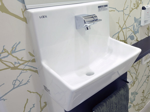 Toilet.  [Toilet hand washing (handle faucet type)] Also cleaning equipment is housed in a compact. You can further enhance use of the narrow space toilet.