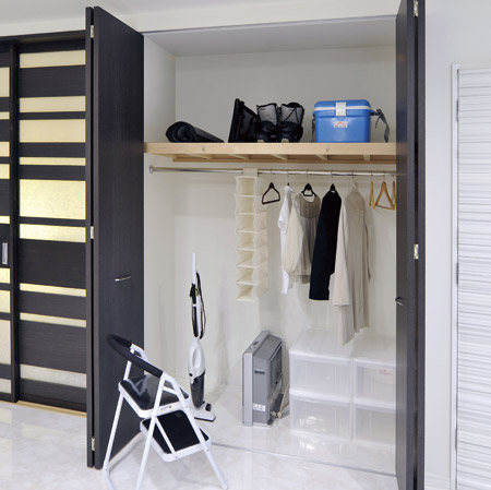 Receipt.  [Family closet] Set up a large-scale storage in the living room. Children's toys and play equipment, Also come in handy for storage, such as life equipment and sports equipment used by the family. The top is with a large storage.