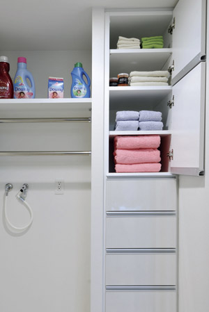 Receipt.  [Linen cabinet] As a space to put the underwear and new towel, Installed in the wash room of all types. Also fit enough bath towels and the like for underwear and customers to get dressed every day.