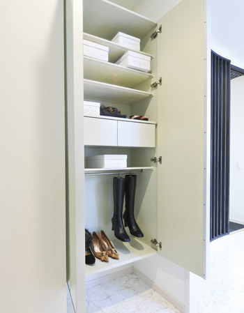 Receipt.  [Shoe box] Thor type of storage BOX show us beautifully around the entrance. Storage capacity, of course boots hanger, etc., Born was designed from the concept of Women's perspective that considers the ready.
