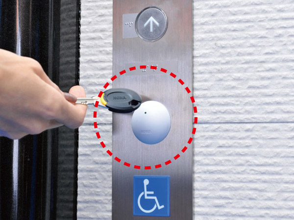 Security.  [Elevator interlocking system] Because if not held over a non-contact key to the elevator in the receiver is the destination floor button of the landing of the call button and the elevator does not work and excellent in crime prevention. (Same specifications)