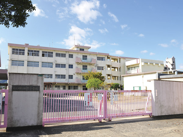 Surrounding environment. Tahara elementary school (about 350m / A 5-minute walk)