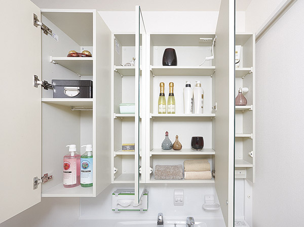 Bathing-wash room.  [Housed with three-sided mirror ・ Side with storage] The back of the mirror is the entire storage. Cosmetics ・ Hair accessories, such as, You can store plenty. Side at one opening of the cabinet. It can be stored to organize small items around the basin.