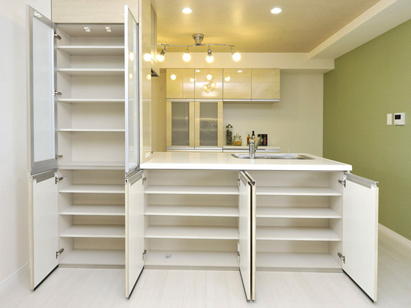 Kitchen.  [Kitchen counter side storage] To counter side of the kitchen, A variety of dishes and food, It has established a convenient kitchen counter side housed in the housing, such as accessories. It can accommodate large-capacity, Kitchen around you Katazuki refreshing.