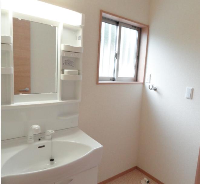 Wash basin, toilet. It is convenient within walking distance !! commuting to JR station