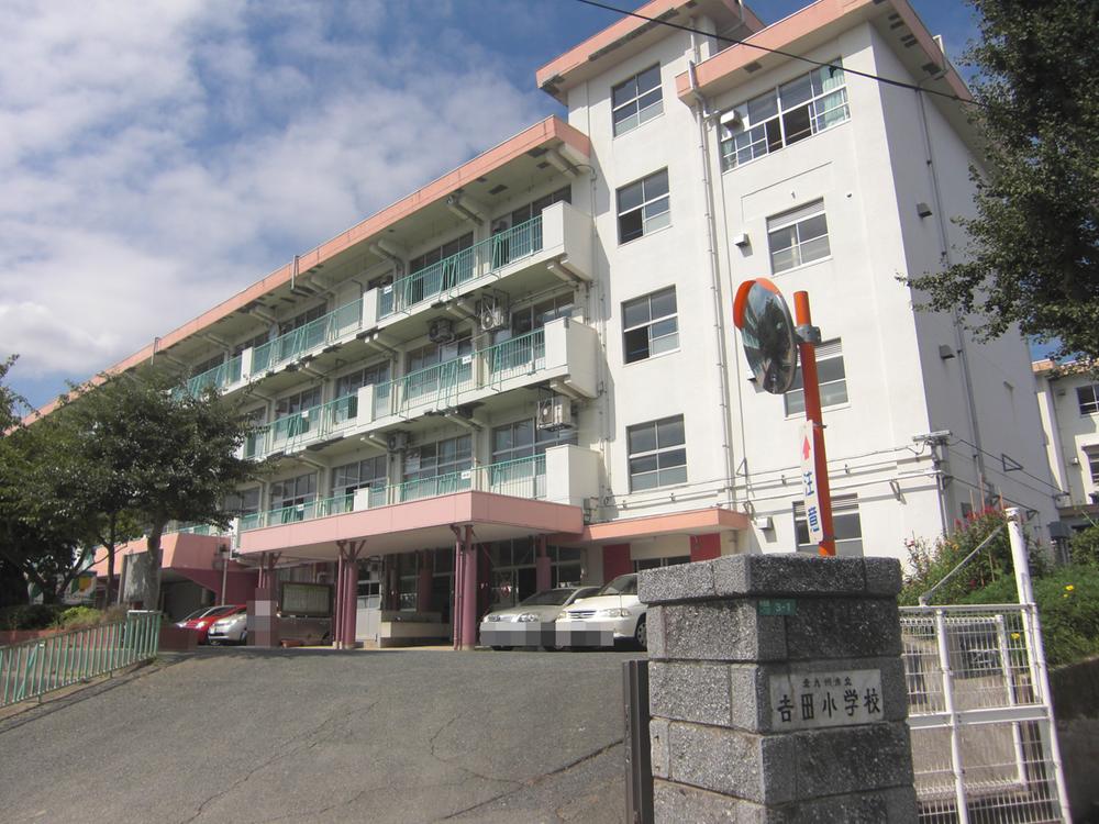 Primary school. 107m to Kitakyushu Yoshida Elementary School