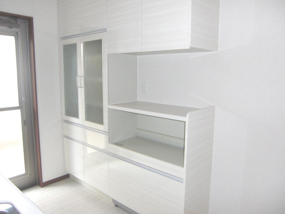 Kitchen. Cupboard standard specification! Unnecessary purchase of the cupboard! Cooking space Okeru houses a sorting the trash is also spacious (same specifications)