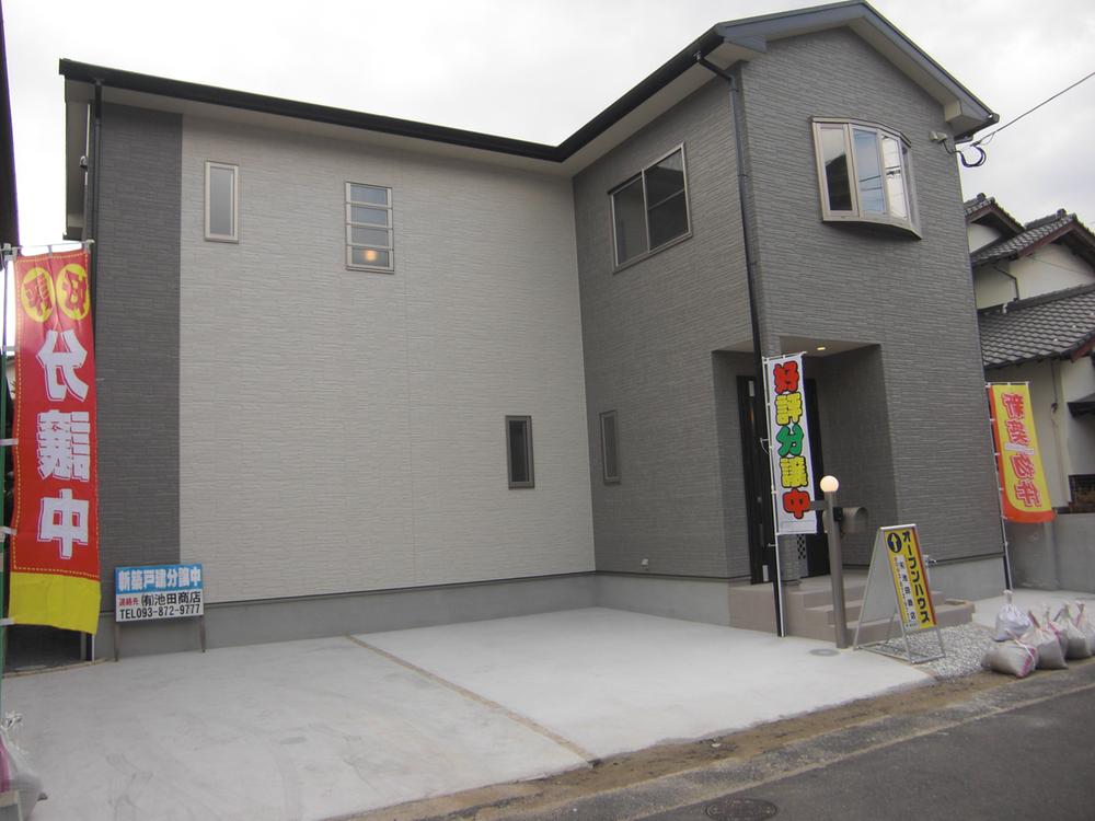 Parking space 2 cars! Since this is an open outside the structure looks cleaner Option on the possible installation of the carport