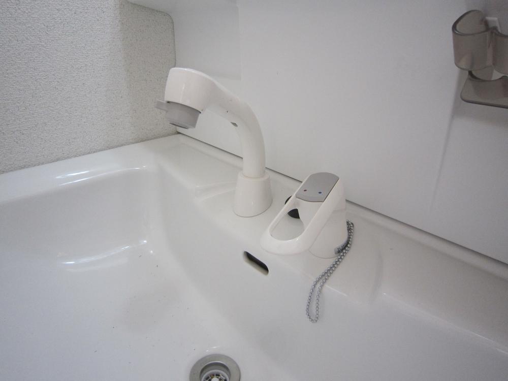 Wash basin, toilet. Shampoo dresser equipped