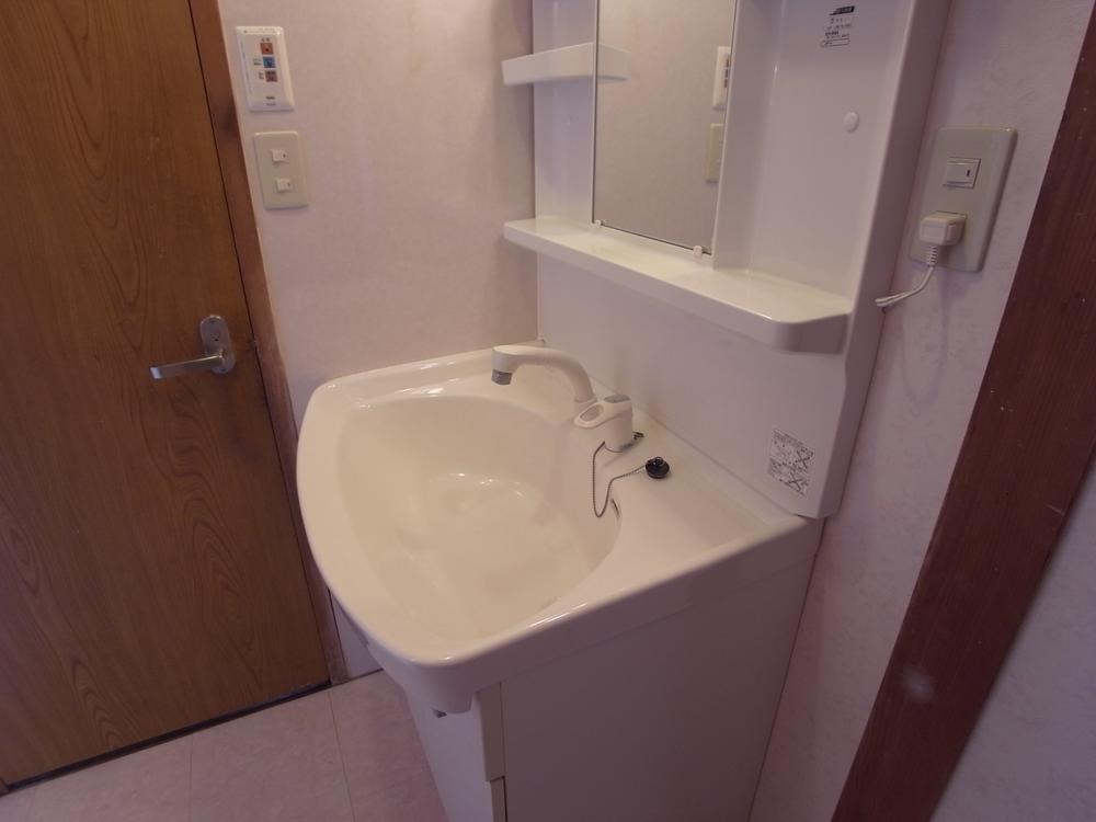 Wash basin, toilet. Indoor (06 May 2013) Shooting