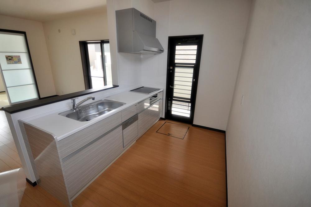 Kitchen. System kitchen, Back door, Underfloor storage