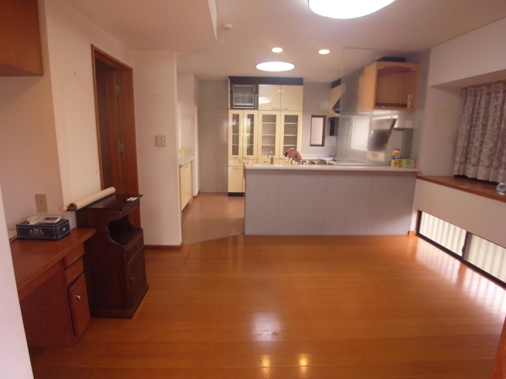 Non-living room. Furniture and interior, etc. are not included in the sale price