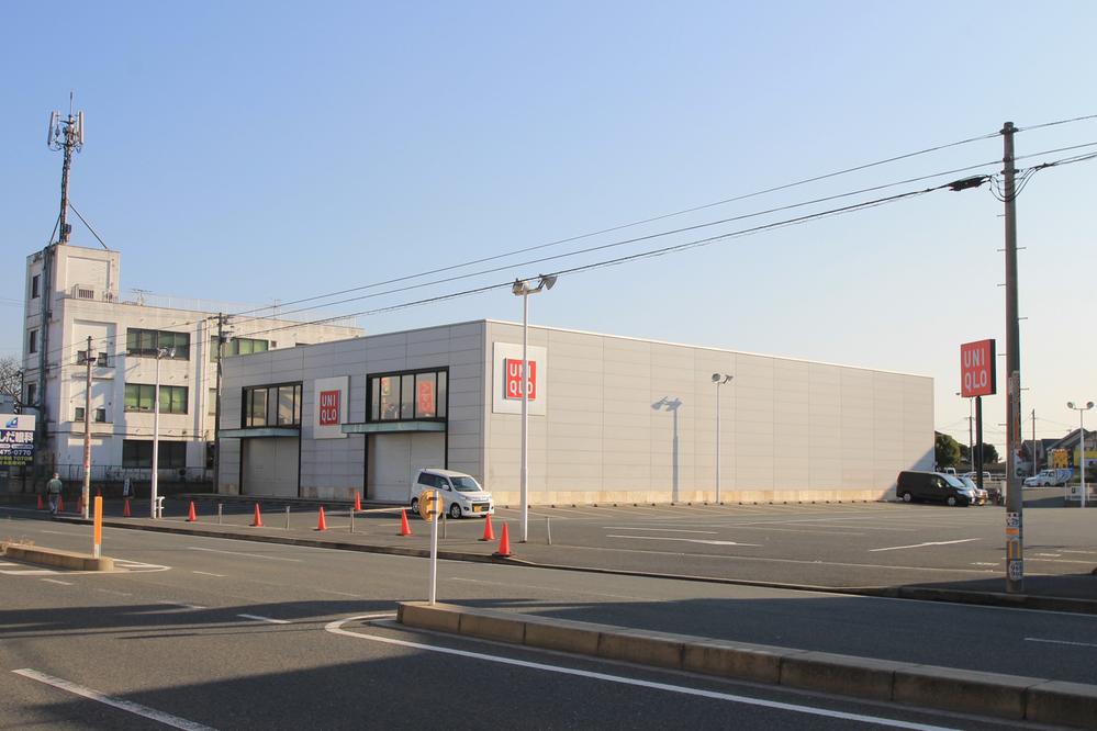 Shopping centre. 430m to UNIQLO Sone bypass shop
