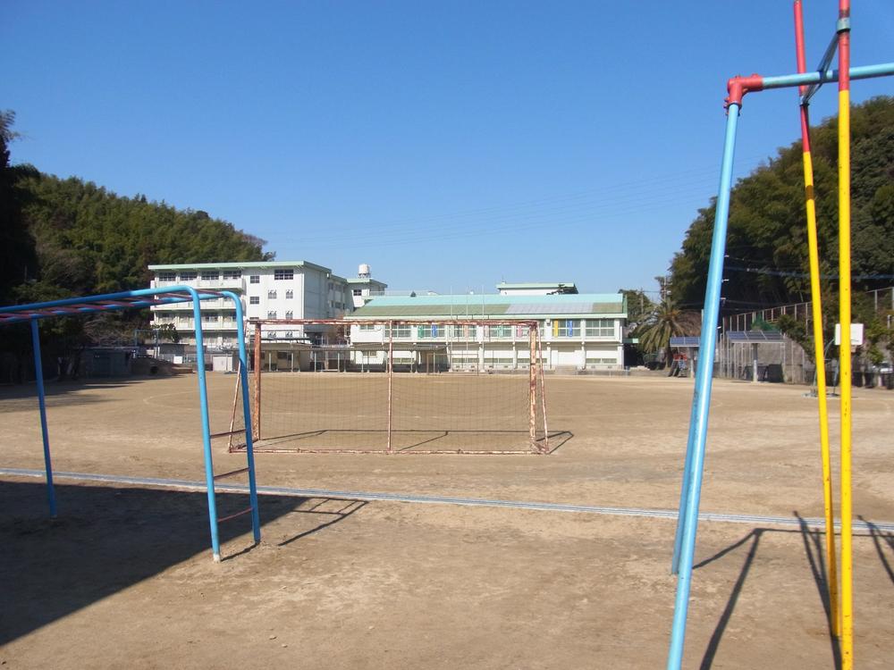 Primary school. 1093m to Kitakyushu Tatsunuki Elementary School