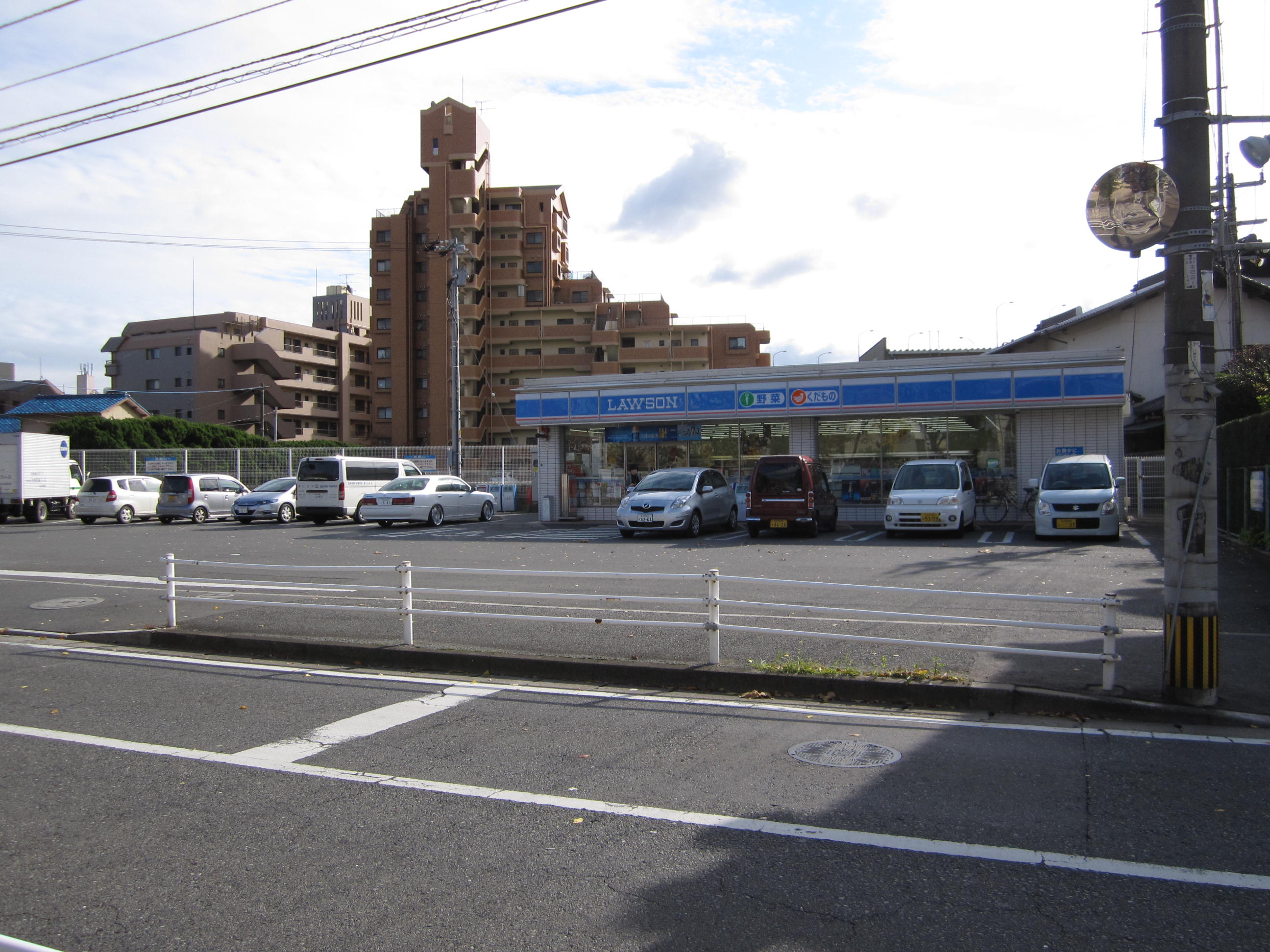 Convenience store. 300m until Lawson Kokura Fujimi-chome store (convenience store)