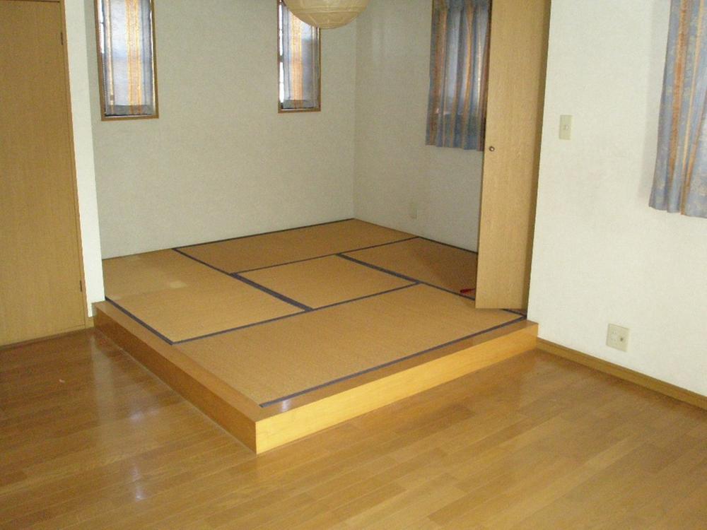Non-living room. 2 Kaitatami space
