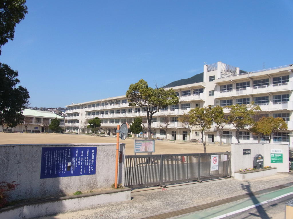 Primary school. 1305m to Kitakyushu swamp elementary school (elementary school)